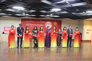 Делегаты разрезают ленту в знак открытия выставки. Фото: ВИА