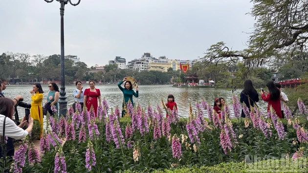 Туристы позируют у озера Хоанкием.