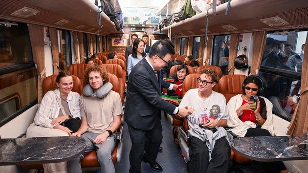 Пассажирам «Поезда счастья» вручают новогодние конверты «ли си» с деньгами.