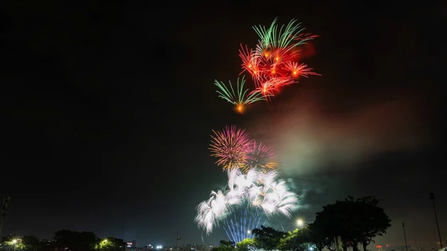 Яркое фейерверк-шоу в новогоднюю ночь по случаю года Бинь Нго 2026