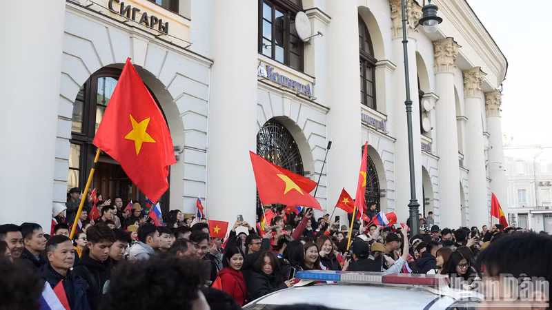 Вьетнамцы окружили солдат, громко исполнив песню «Будто с нами Дядя Хо в радостный день великой победы».