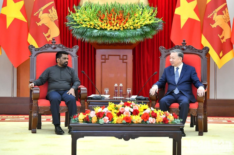 Генеральный секретарь ЦК КПВ То Лам и Президент Шри-Ланки Анура Кумара Диссанаяке.