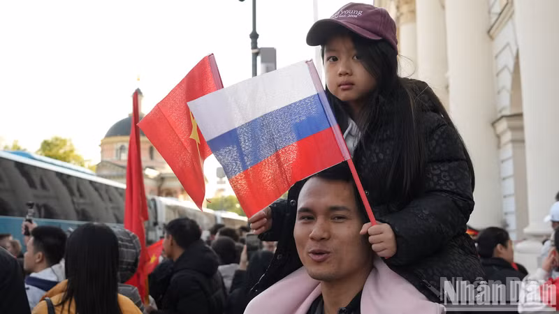 Помимо взрослых, многие маленькие дети тоже были приведены родителями, чтобы подбодрить военнослужащих.