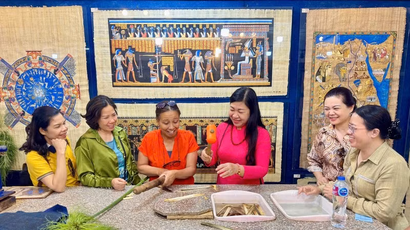 Делегация Ханоя посещает традиционную ремесленную деревню Египта.