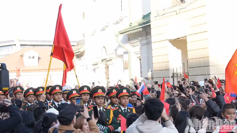 Многочисленные вьетнамцы, проживающие, работающие и обучающиеся в Москве, встретились с военнослужащими, выразили им поддержку, ободрение, оказали теплые и сердечные чувства.