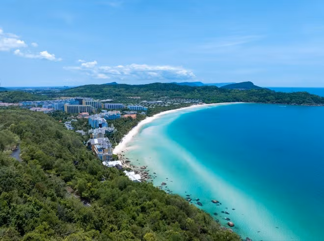 Пляж Кем – место, где лазурное море гармонично сочетается с элегантной атмосферой курортов ведущих мировых брендов. Фото: Sun Group