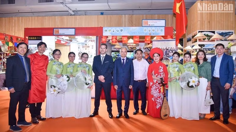 Директор Парижской международной выставке 2025 года Стивен Абаджоли посещает стенд Вьетнама. Фото: Минь Зюи - Кхай Хоан