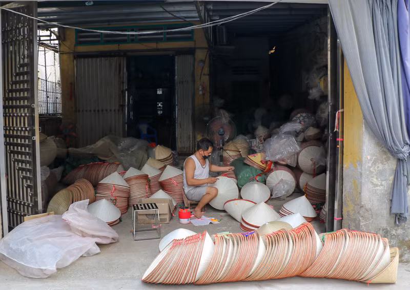 Здесь ежегодно изготавливаются десятки тысяч конических шляп, которые вместе с посетителями распространяются в разные районы страны, что способствует украшению образа вьетнамских женщин и обогащению культурного достояния нации. Здесь ежегодно изготавливаются десятки тысяч конических шляп, которые вместе с посетителями распространяются в разные районы страны, что способствует украшению образа вьетнамских женщин и обогащению культурного достояния нации.