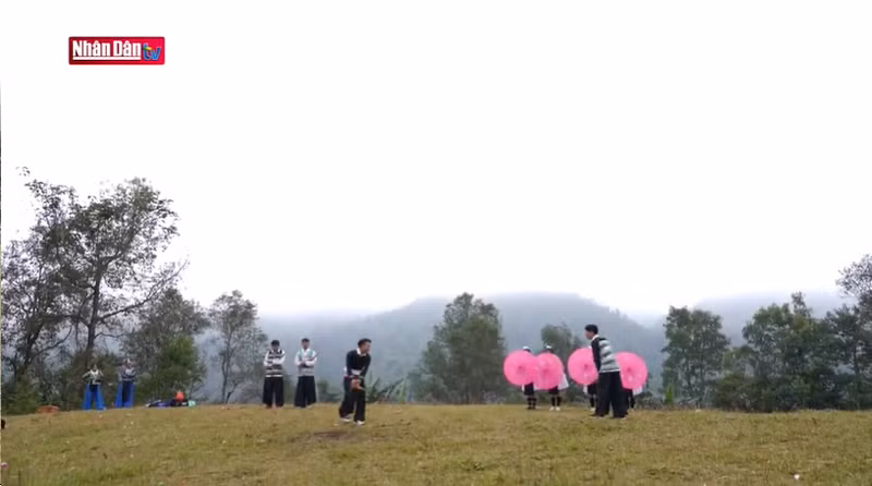 Молодые юноши и девушки вместе отправляются на праздник.