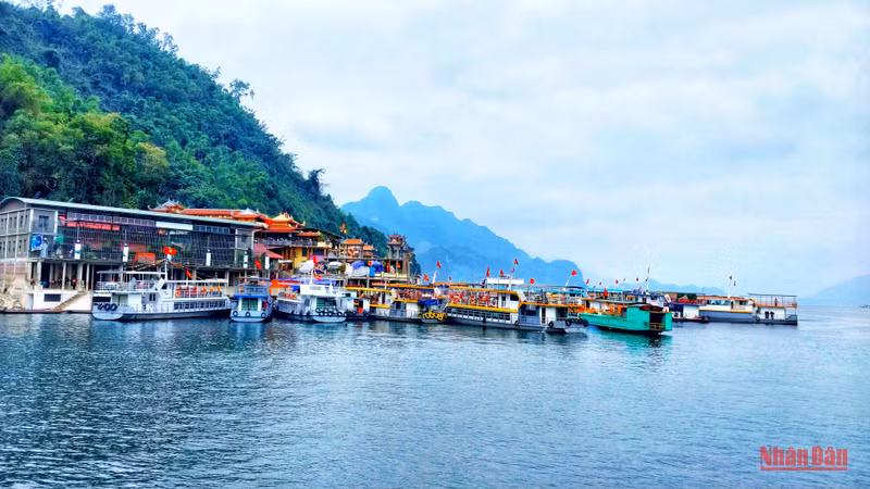 Храм Тьуа Тхакбо расположен в величественном месте, гармоничном с природой. Фото: Лам Нгуен