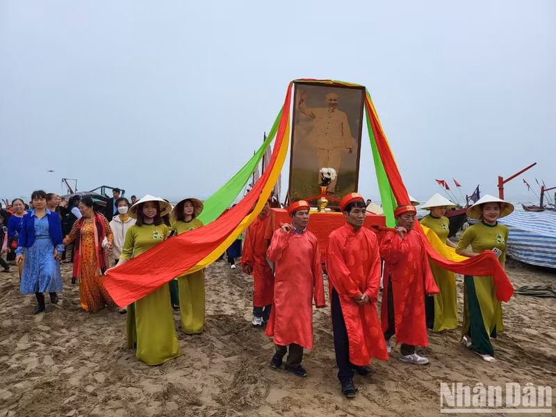 Согласно местным обычаям, в первое полнолуние в новом лунном году ритуальный комитет деревни Камлам проводит церемонию молитвы о рыбе с надеждой на благоприятную погоду и удачный улов.