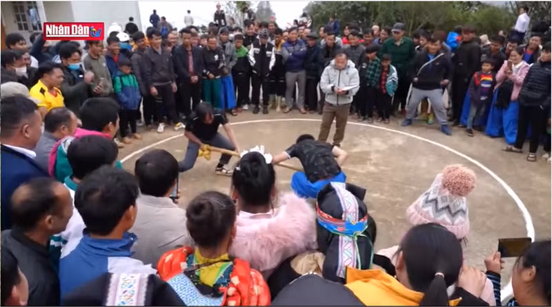 Игра в перетягивание палки привлекает внимание многочисленных людей.