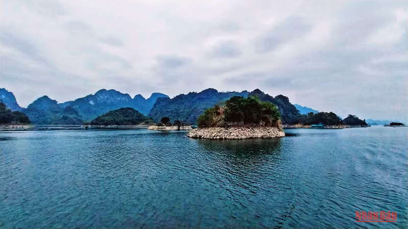 На озере Хоабинь расположены десятки больших и малых островов. Фото: Лам Нгуен