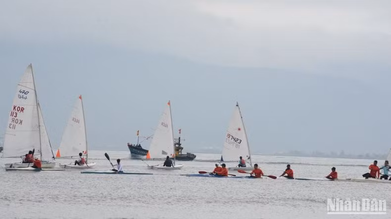 Оживленные мероприятия на море в рамках фестиваля. Фото: Ань Дао