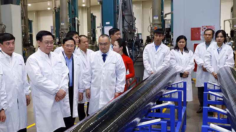 Рабочая делегация посещает компанию JA Solar Вьетнам. Фото: ВИА 