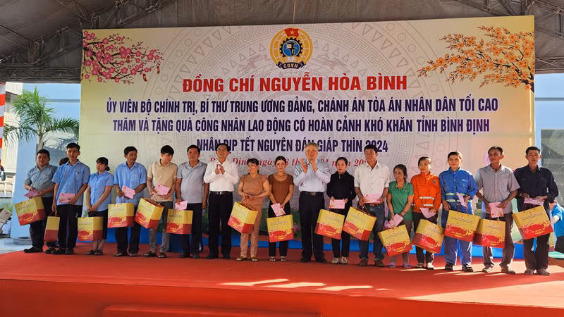 Товарищ Нгуен Хоа Бинь вручает подарки семьям льготной категории в общине Аннён провинции Биньдинь.