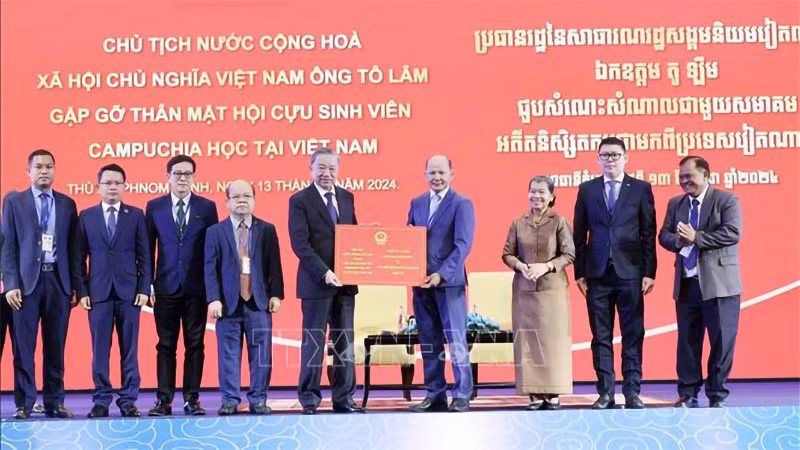 Президент То Лам вручает подарок представителям Ассоциации камбоджийских выпускников во Вьетнаме. Фото: ВИА