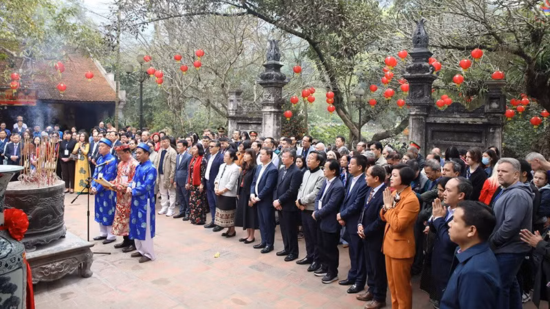 Делегаты воскуряют благовония в храме Тхыонг в рамках комплекса Храм Шок. Фото: ВИА