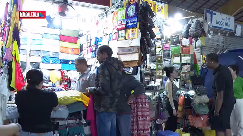 На рынок часто прибывает много клиентов.