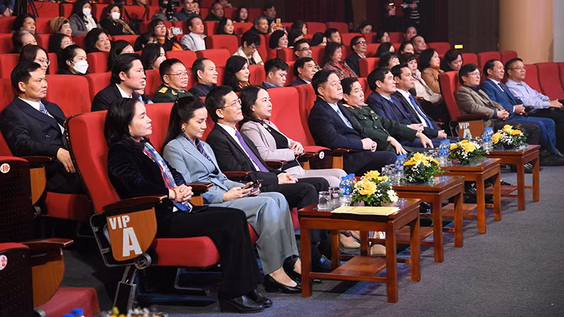 Делегаты на художественной программе, посвященной 94-й годовщины со дня основания КПВ.