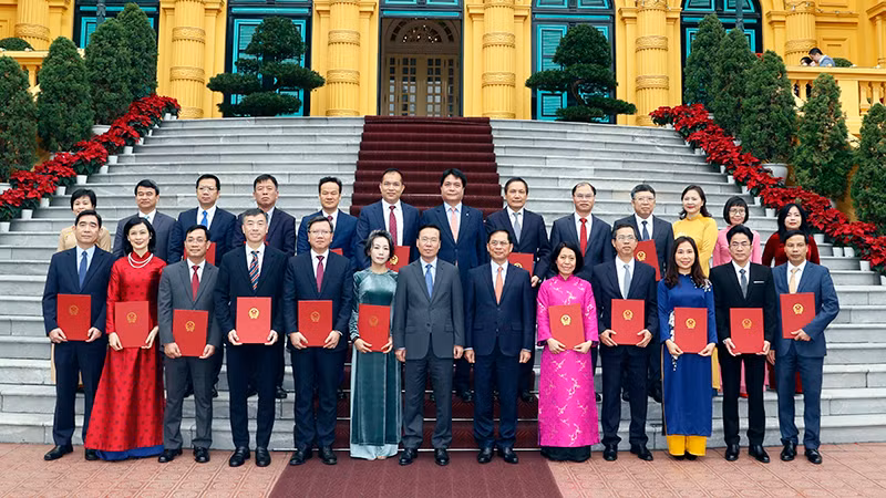 Президент Во Ван Тхыонг и Послы фотографируются на память.