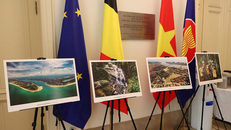 Фотографии, посвященные туризму провинции Куангбинь, представлены на программе. Фото: ВИА