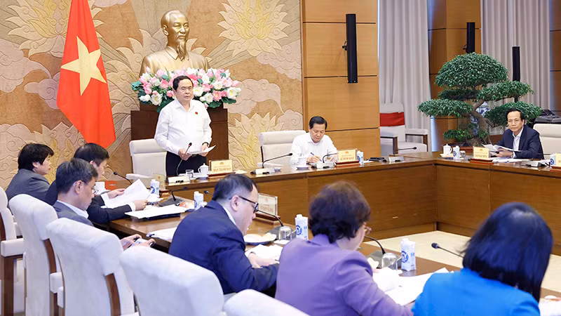 Постоянный зампредседателя НС Чан Тхань Ман выступает на собрании. Фото: ВИА