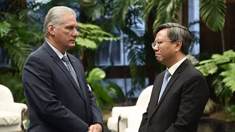 Президент Кубы Мигель Диас-Канель Бермудес (слева) и Посол Ле Куанг Лонг. Фото: ВИА