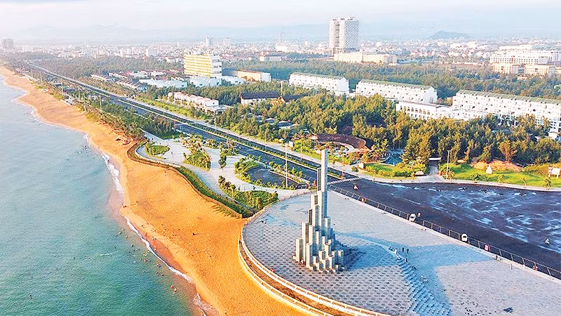 Башня Нгиньфонг на пляже города Тюихоа. Фото: ВИА