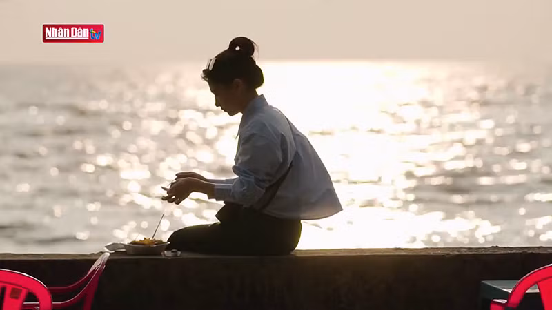 Гости могут наслаждаться блюдами на прекрасном природном пространстве в городе на западном побережье.