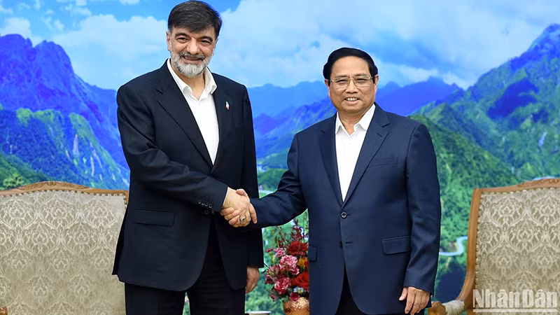 Премьер-министр Фам Минь Тьинь (справа) и Главнокомандующий силами правопорядка Ирана. 