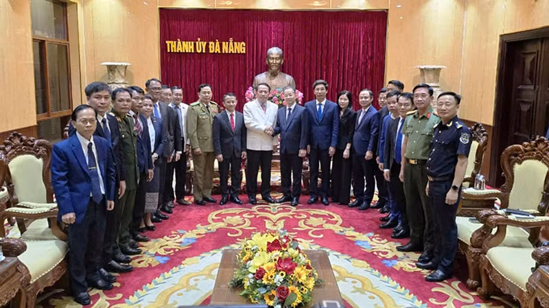 Делегация провинции Саваннакхет работает с Парткомом г. Дананга. Фото: ВИА