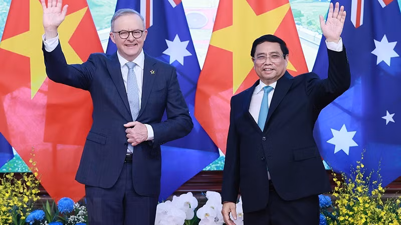 Премьер-министр Вьетнама Фам Минь Тьинь (справа) и Премьер-министр Австралии Энтони Альбанезе. Фото: ВИА