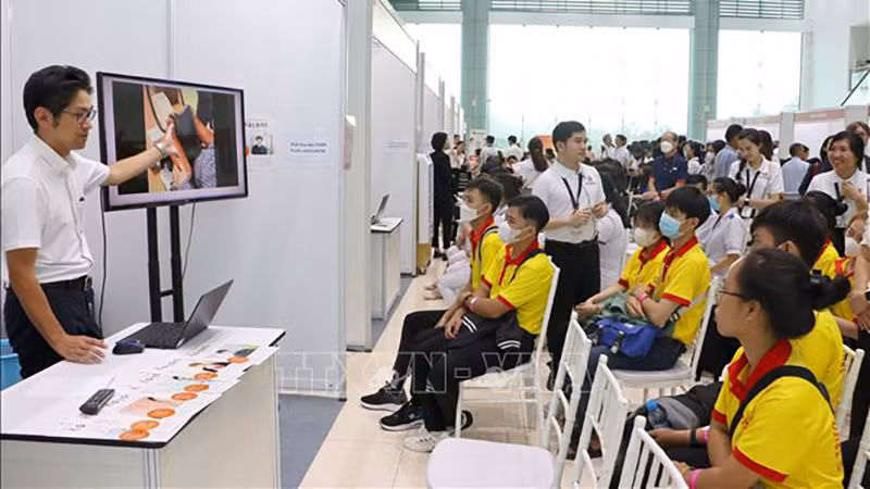 Японские предприятия встречаются с молодыми рабочими провинции Виньлонг. Фото: ВИА