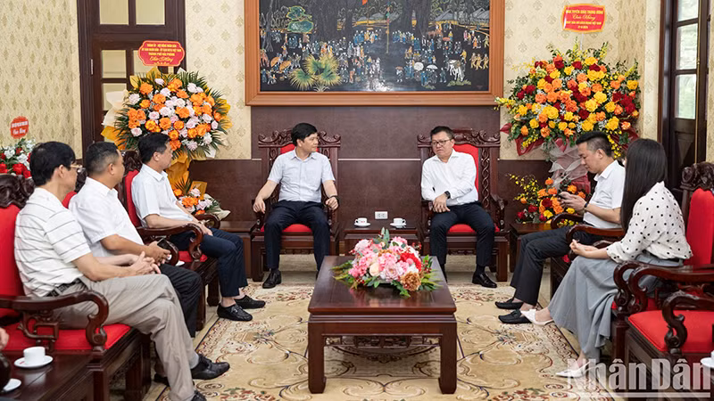 Товарищ Ле Куок Минь на встрече с Заместителем председателя Народного комитета города Хайфона Хоанг Минь Кыонгом.