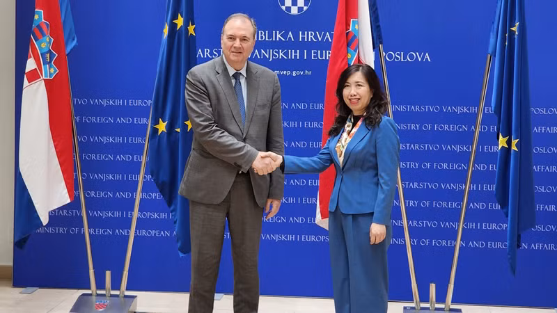Заместитель министра иностранных дел Вьетнама Ле Тхи Тху Ханг и Государственный секретарь Министерства иностранных и европейских дел Хорватии Франо Матушич. Фото: ВИА