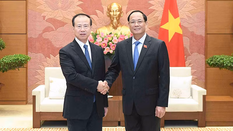 Заместитель председателя НС Чан Куанг Фыонг (справа) и Заместитель председателя Комитета по внешним связям ВСНП Фу Цзыин. Фото: daibieunhandan.vn 