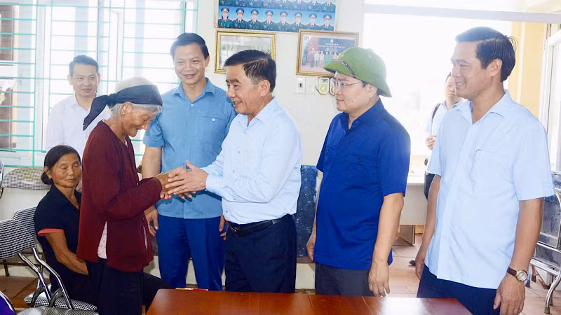 Товарищ Чан Кам Ту навещает пострадавших от тайфуна в провинции Бакнинь. 