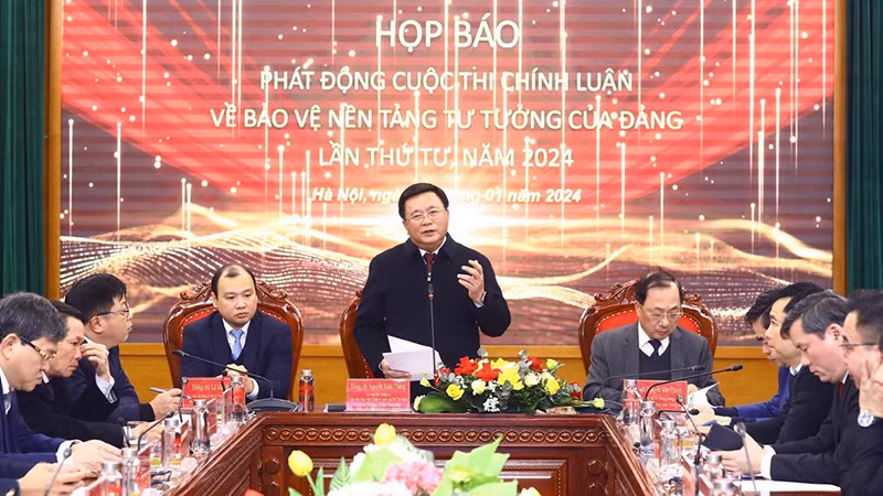 Директор Национальной политической академии им. Хо Ши Мина, глава Руководящего комитета конкурса, выступает на пресс-конференции. Фото: ВИА