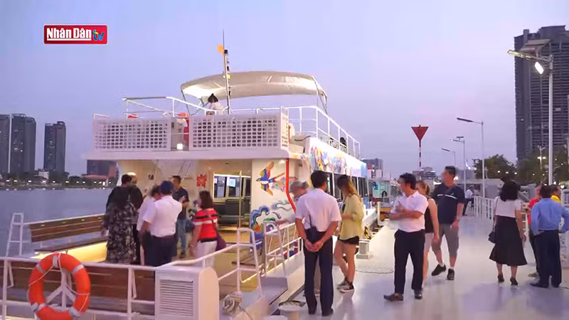 Много туристов выбирает круиз по реке Сайгон в выходные дни, чтобы избежать шума, пробок и пыли.