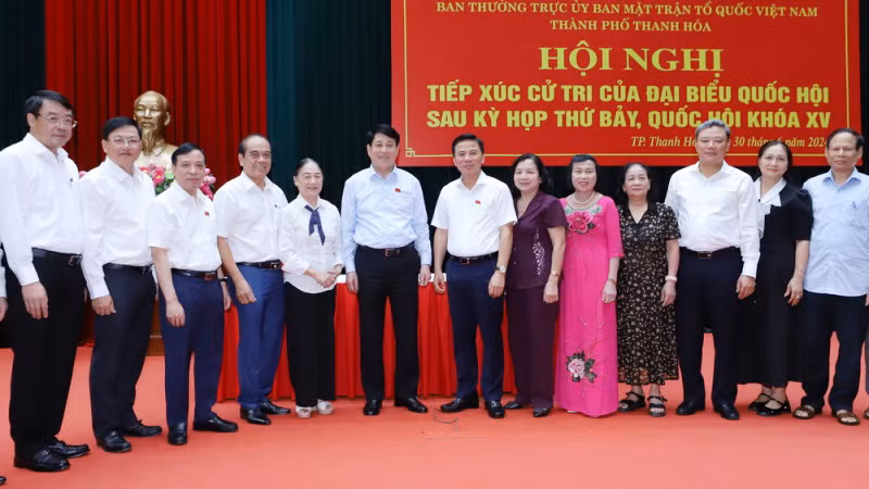 Товарищ Лыонг Кыонг и представители избирателей города Тханьхоа