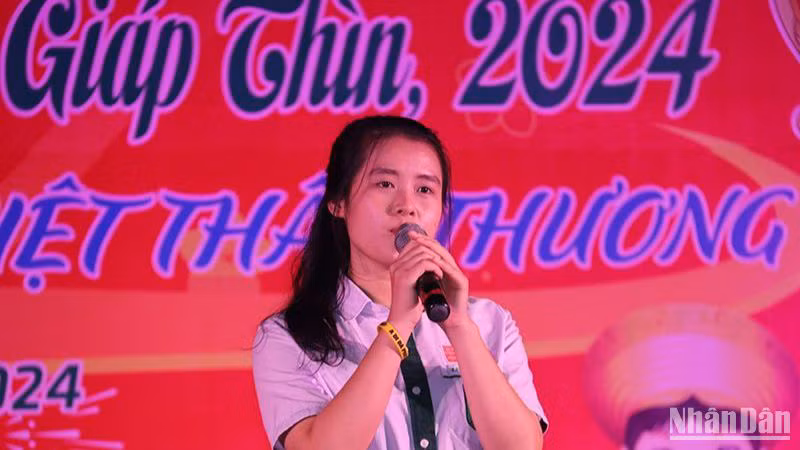 Номер на программе в исполнении ученицы Лаосско-вьетнамской двуязычной школы имени Нгуен Зу.