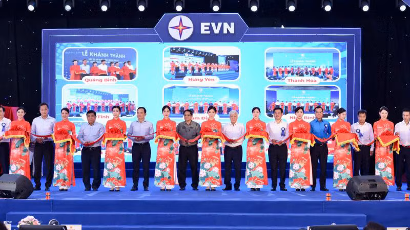 Делегаты разрезают ленту в знак открытия линии электропередачи 500 кВ Куангчать-Фоной.