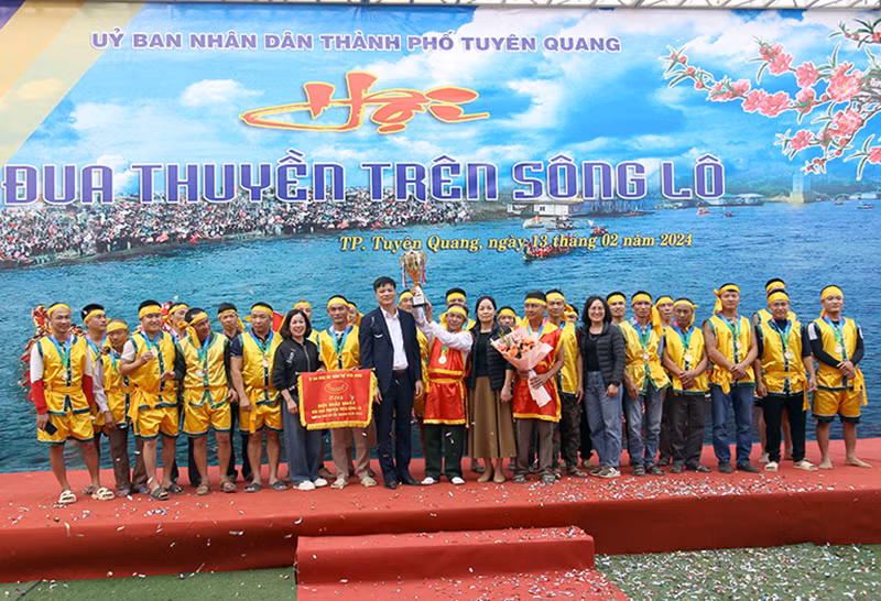 Оргкомитет вручает первый приз команде общины Чангда.