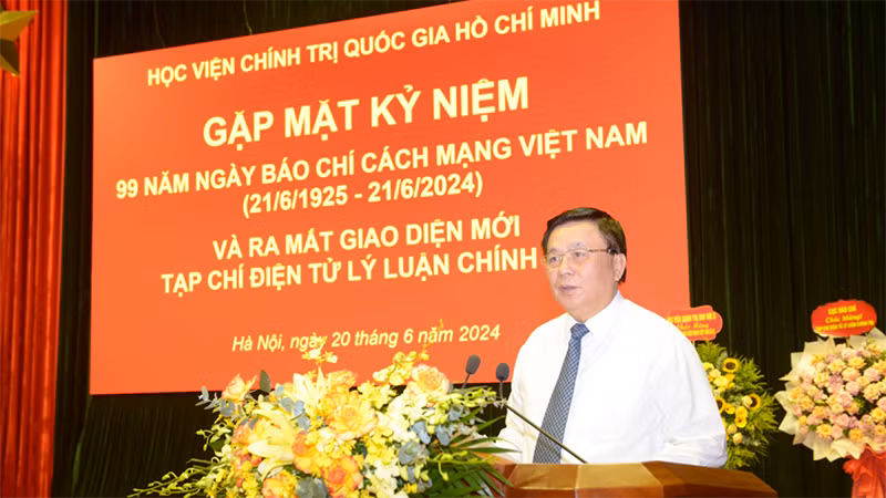 Товарищ Нгуен Суан Тханг выступает на встрече.