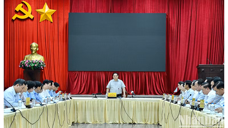 Премьер-министр работает с компетентными подразделениями по вопросам реализации 3-й составной части скоростной автомагистрали Тяудок-Кантхо-Шокчанг в провинции Хаужанг.