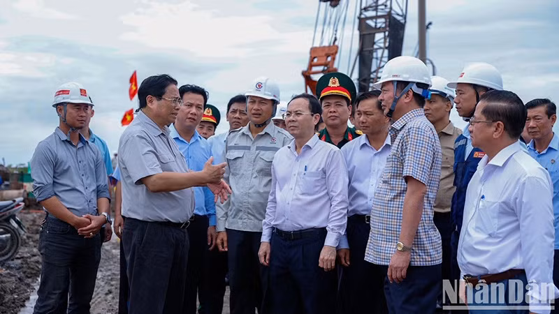 Рабочая делегация посещает стройку 2-й составной части скоростной автомагистрали Тяудок-Кантхо-Шокчанг на пересечении Лотэ-Ратьшой. 