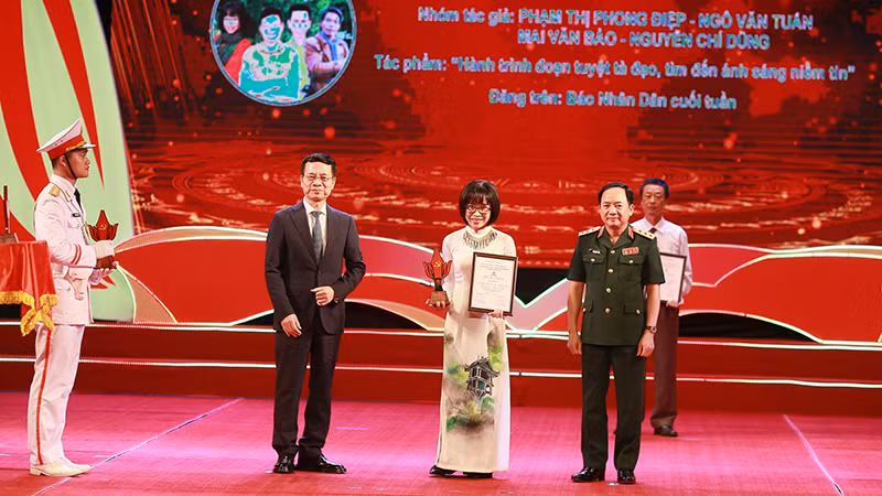 Автор Фонг Диеп от имени группы авторов газеты «Нянзан в конце недели» получает третий приз.