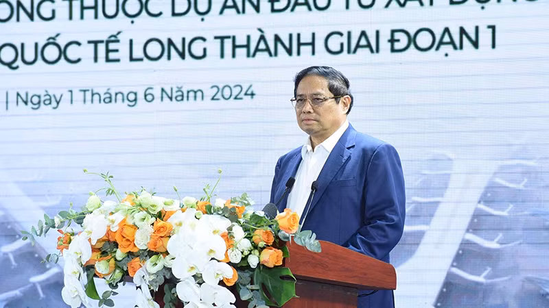 Премьер-министр Фам Минь Тьинь выступает на мероприятии.