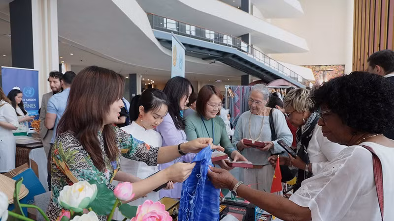 Вьетнамские ремесленные изделия привлекают внимание гостей. Фото: ВИА